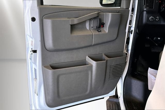2025 Chevrolet Express Passenger 1LT