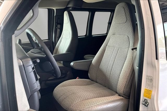 2025 Chevrolet Express Passenger 1LT