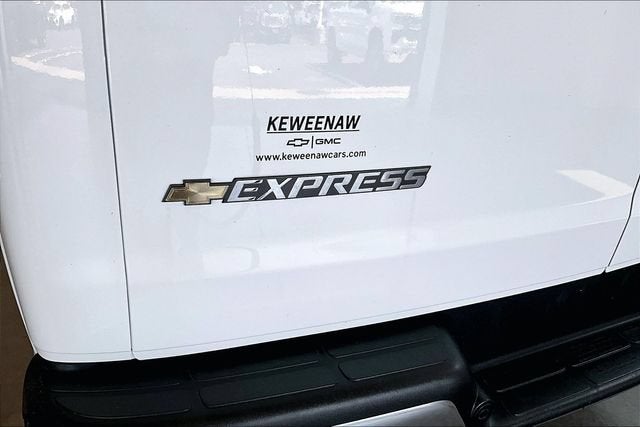 2025 Chevrolet Express Passenger 1LT