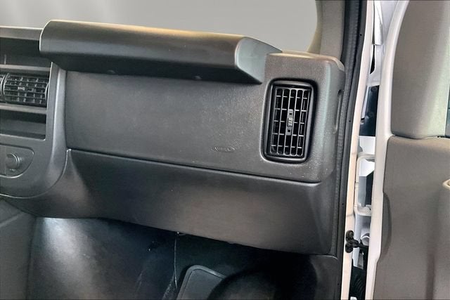 2025 Chevrolet Express Passenger 1LT
