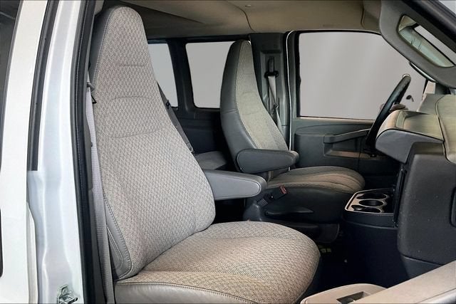 2025 Chevrolet Express Passenger 1LT