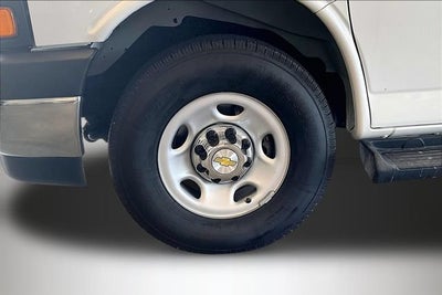 2025 Chevrolet Express Passenger 1LT