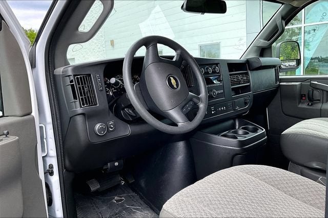 2025 Chevrolet Express Passenger 1LT