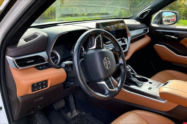 2022 Toyota Highlander Hybrid Platinum